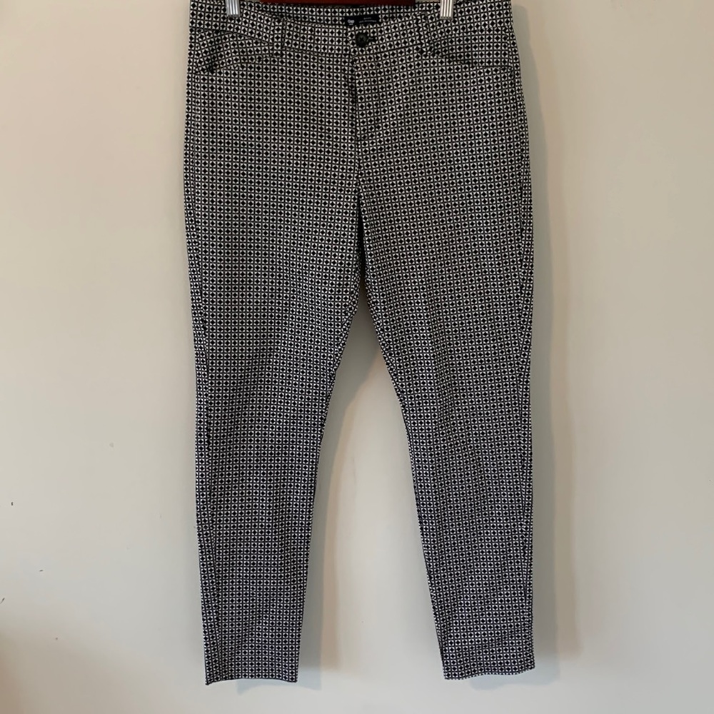 Patterned slim city pants Gap brand size 6 black and white